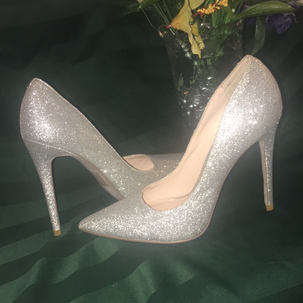 Pointed toe pumps